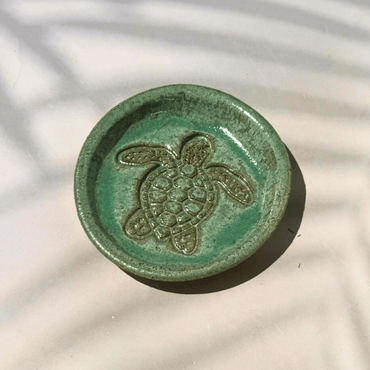 Green ceramic ring dish with a turtle design on a light background. Sunshine Pot-Tree