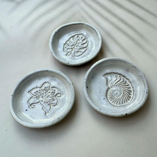 three coastal inspired ring dishes in pearl glazeåç