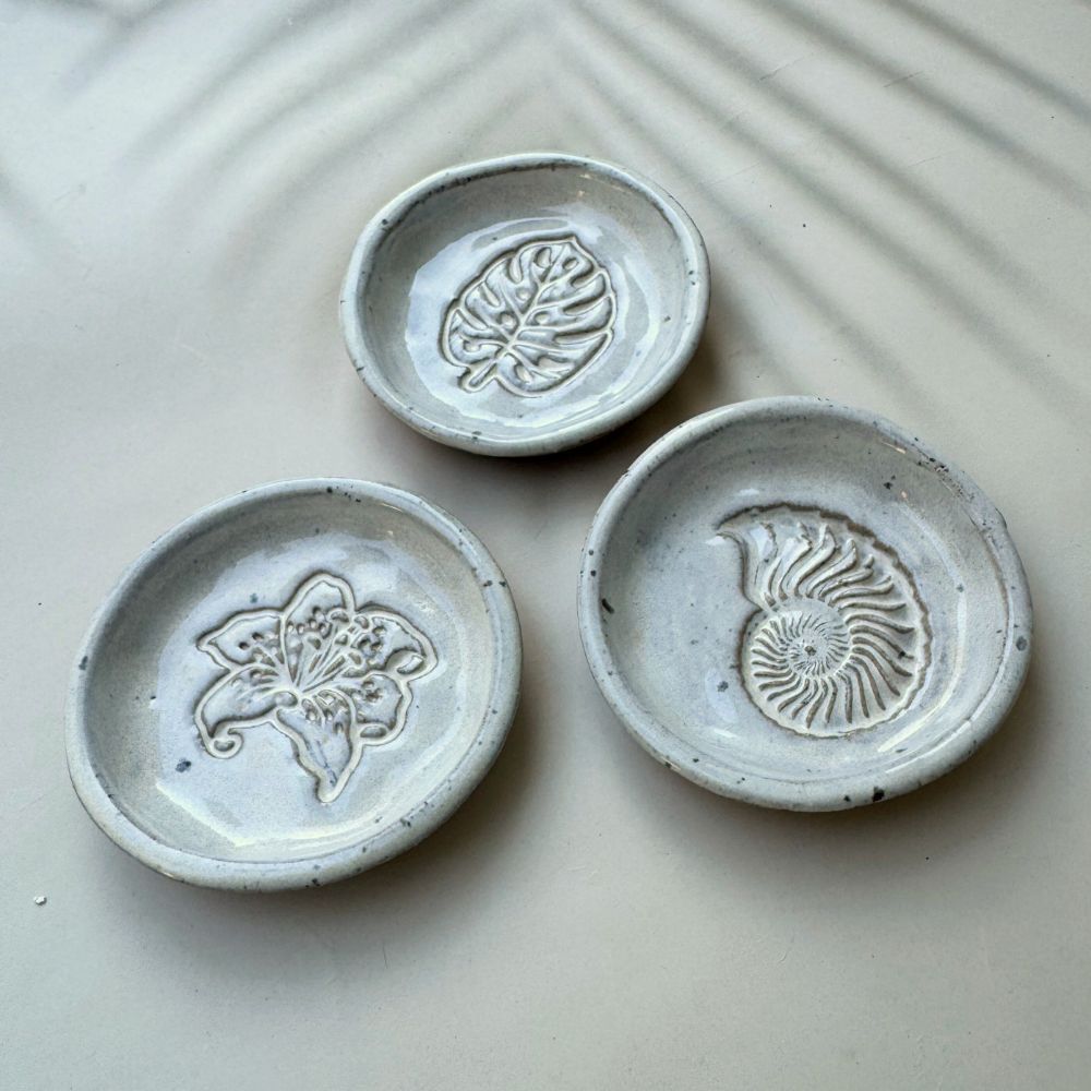 three coastal inspired ring dishes in pearl glazeåç